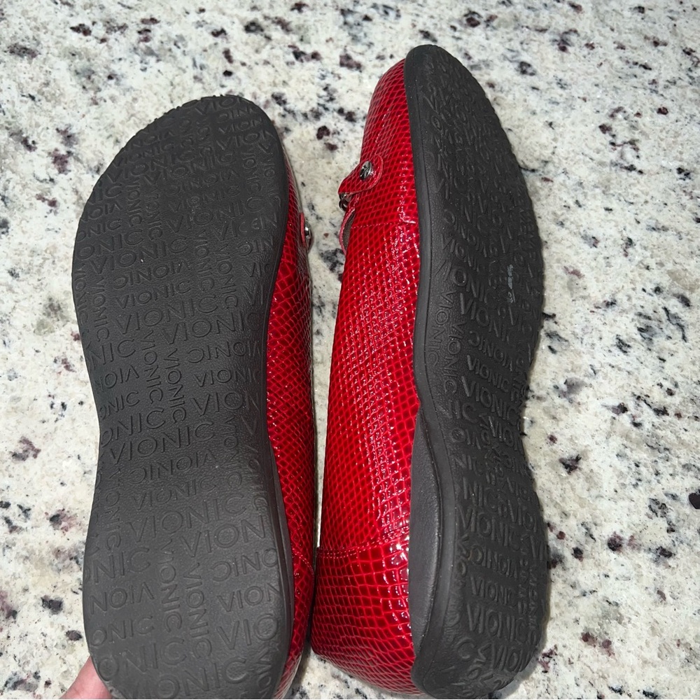Vionic Women's Red Loafers size 10 never worn - Picture 5 of 8